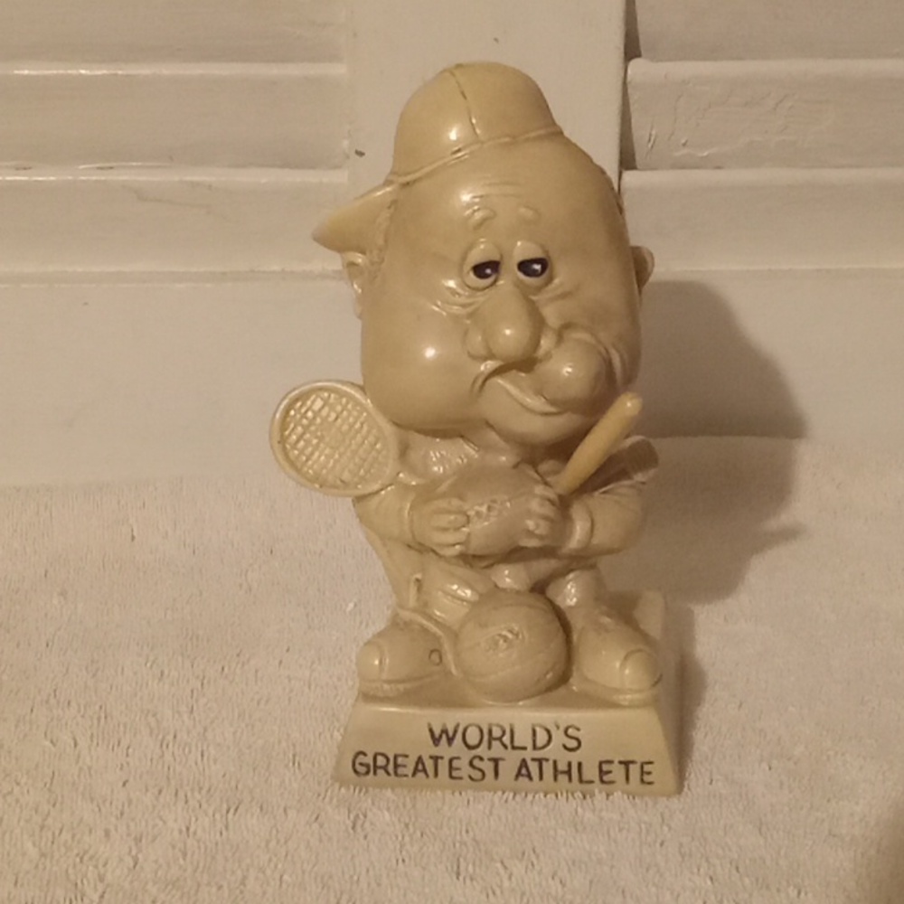 Vintage 1971 RW Berries Figurine